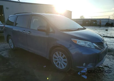 2014 Toyota Sienna Xle 7-Passenger z USA, uszkodzony, nr VIN 5TDDK3DCXES073592